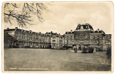 123340 Gezicht op het exercitieterrein van de Hojelkazerne (Croeselaan 39) te Utrecht.